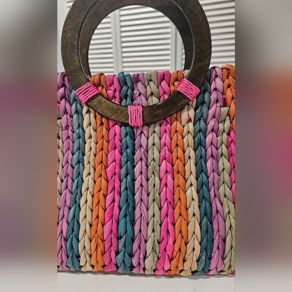 Woven Corn husk rainbow tote bag with wooden circle handles. NWOT - Picture 2 of 8